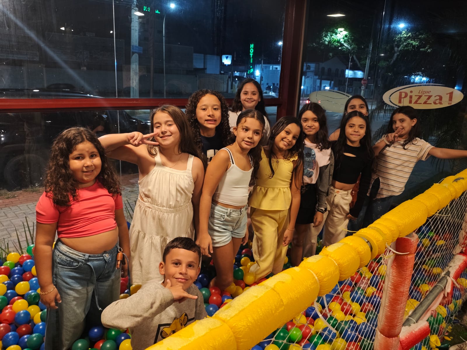 Crianças brincando na piscina de bolinhas