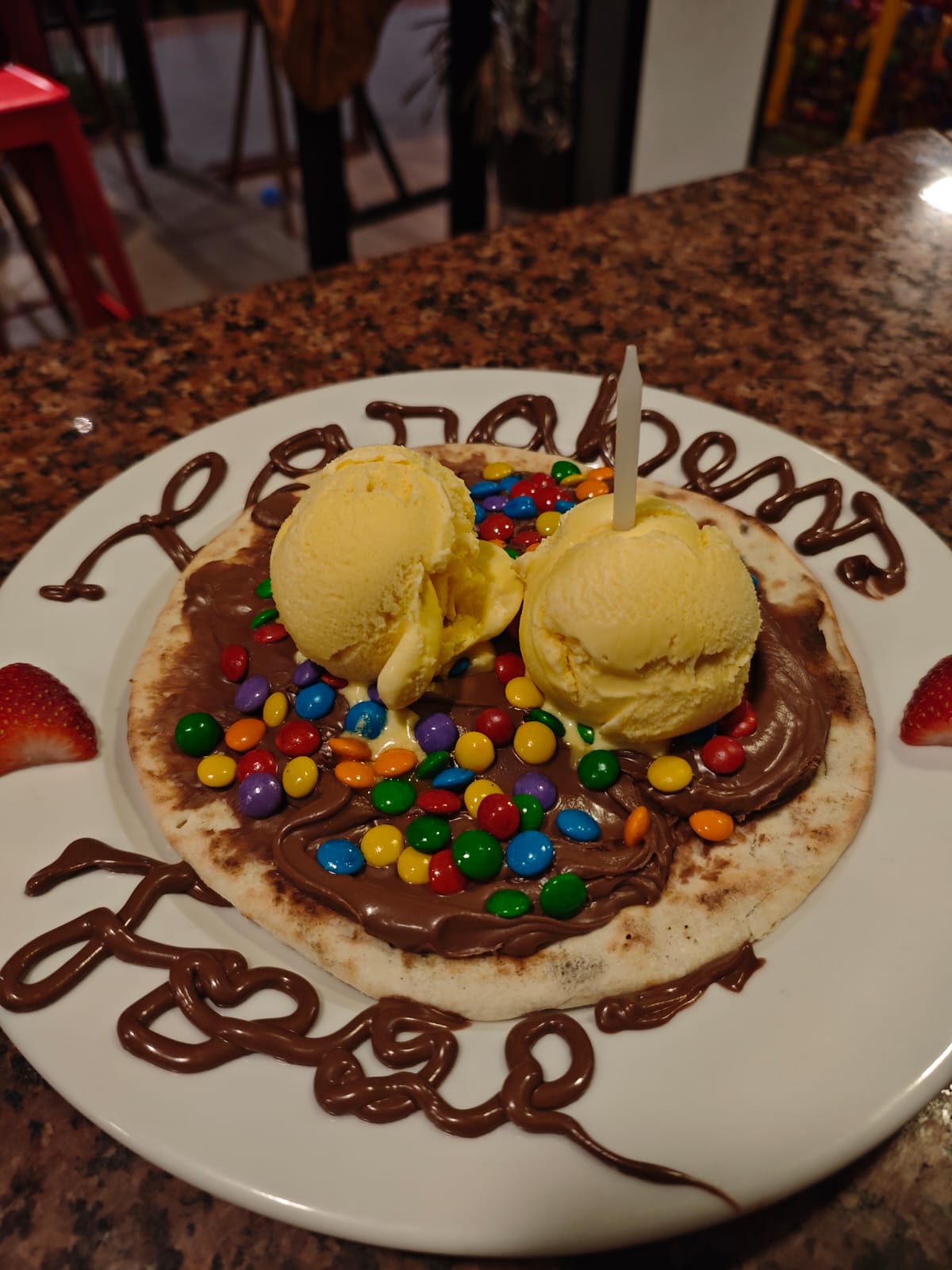 Parabéns Pizza com brigadeiro e confetes