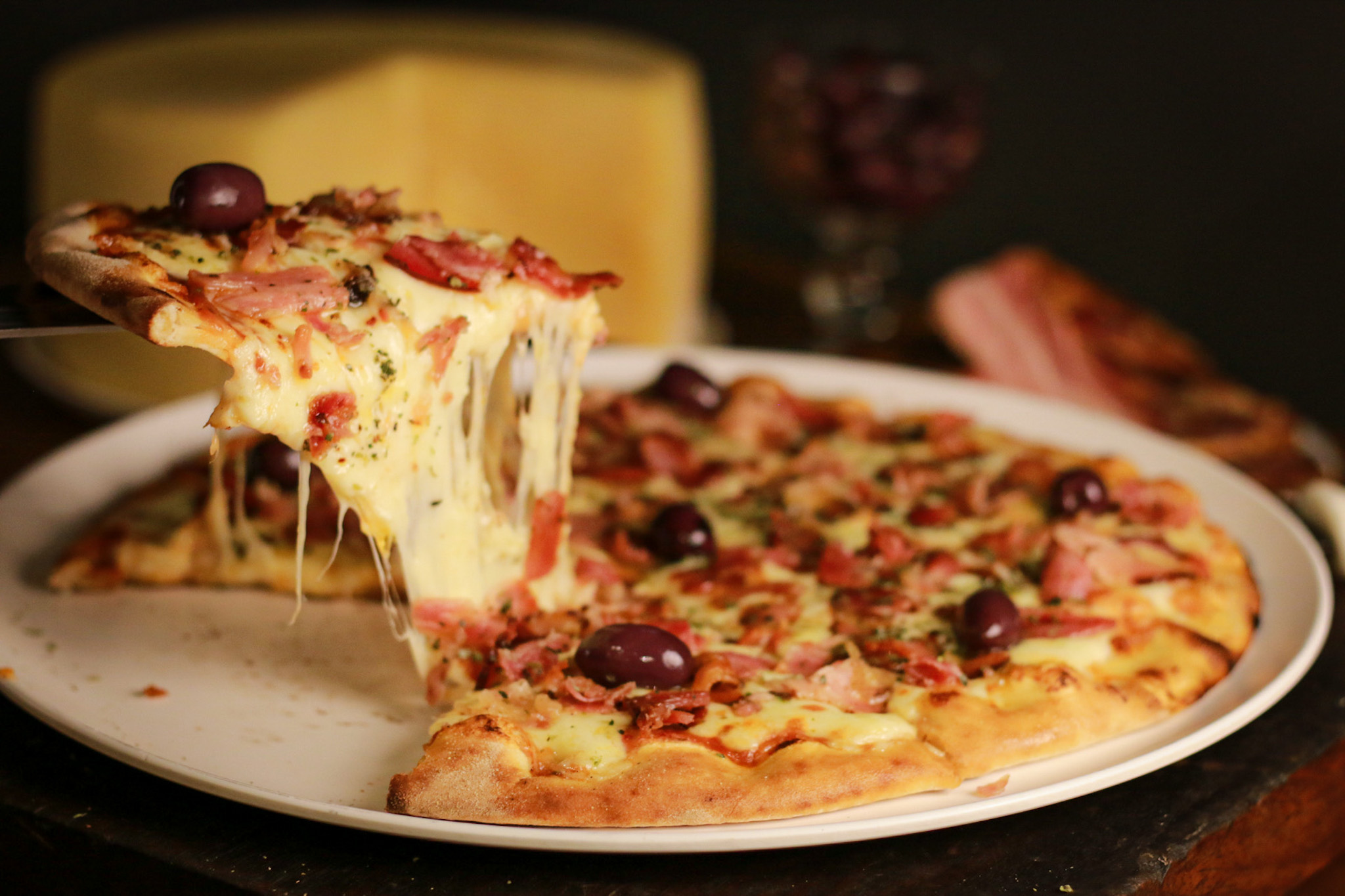 Pizza de calabresa com bacon